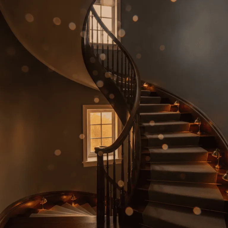 Prévenir les chutes : escalier avec rampe d'appui bien éclairé pour limiter le risque de chute